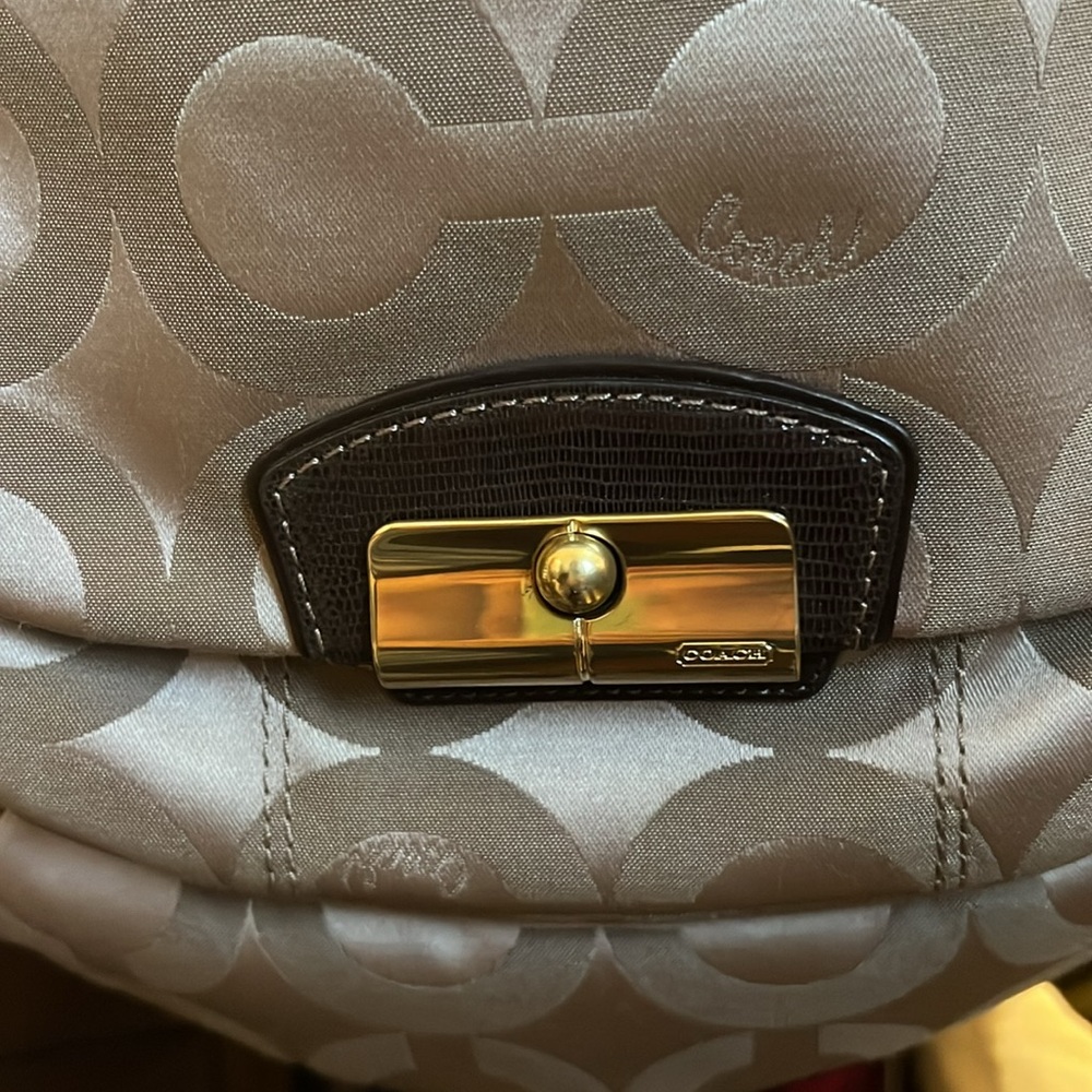 SALE!! DEAL!! Coach Logo Golden Taupe Y2K Hobo Bag w/ Gold Hardware & 2 Straps - Picture 4 of 8